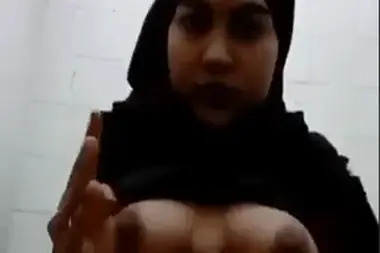 Cewek Hijab Sangean Masturbasi poster