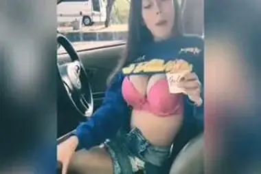 Makan Eskrim Pamer Bh Pink Di Mobil poster