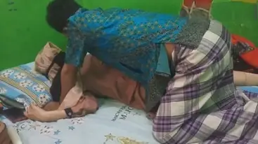 Tante Hijab Cantik Asyik Muncrat Di Dalam